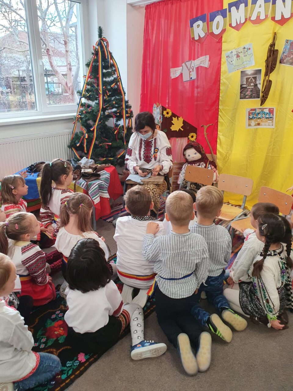 Mai mulți preșcolari de la Grădinița ,,Luminița” Siret au învățat cum se confecționează opincile (7).jpg