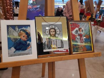 Produse handmade realizate de persoane cu dizabilități din 13 centre sociale sucevene, expuse la Iulius Mall Suceava