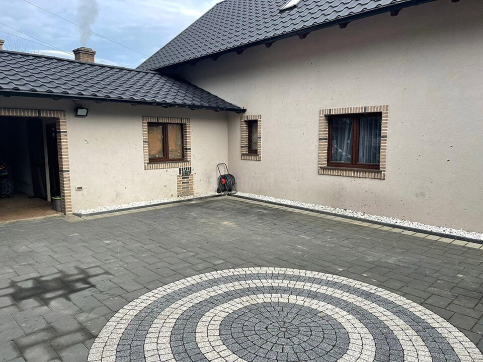 Casa cu geamuri sparte în urma deflagrației