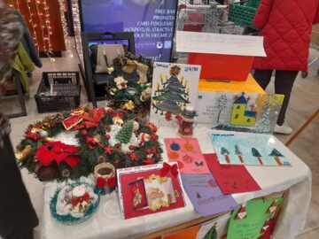 Produse handmade realizate de persoane cu dizabilități din 13 centre sociale sucevene, expuse la Iulius Mall Suceava