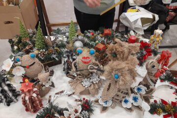Produse handmade realizate de persoane cu dizabilități din 13 centre sociale sucevene, expuse la Iulius Mall Suceava