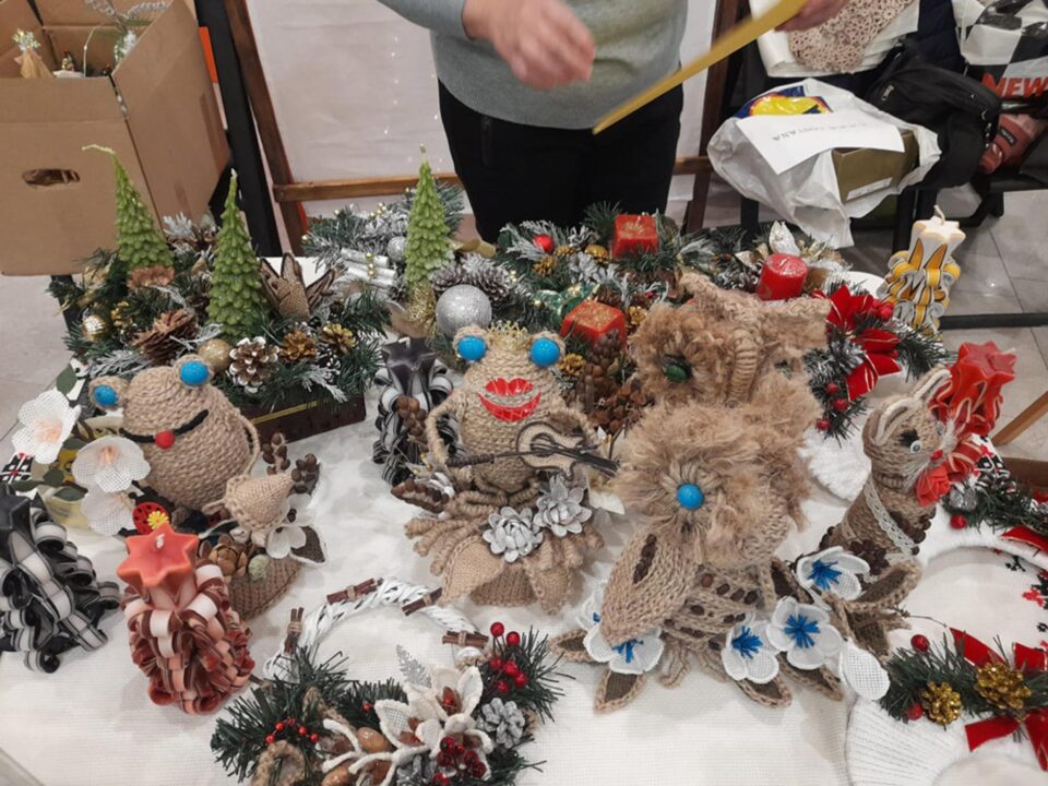Produse handmade realizate de persoane cu dizabilități din 13 centre sociale sucevene, expuse la Iulius Mall Suceava