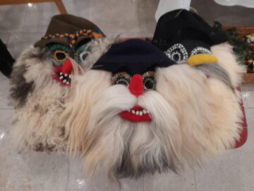 Produse handmade realizate de persoane cu dizabilități din 13 centre sociale sucevene, expuse la Iulius Mall Suceava