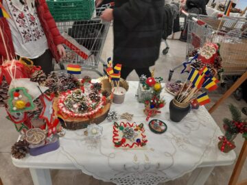 Produse handmade realizate de persoane cu dizabilități din 13 centre sociale sucevene, expuse la Iulius Mall Suceava