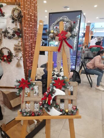 Produse handmade realizate de persoane cu dizabilități din 13 centre sociale sucevene, expuse la Iulius Mall Suceava