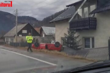 Mașina răsturnată în curba de la Prisaca Dornei