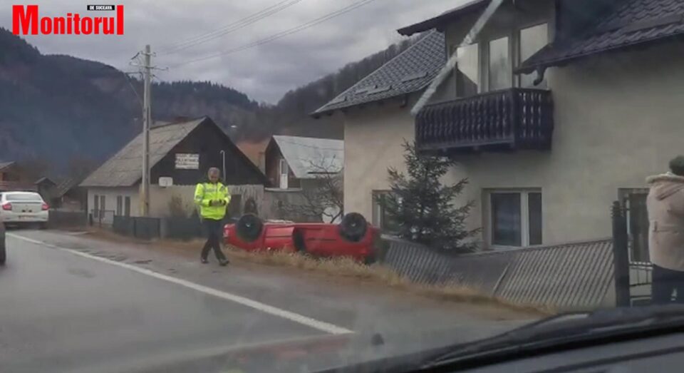 Mașina răsturnată în curba de la Prisaca Dornei