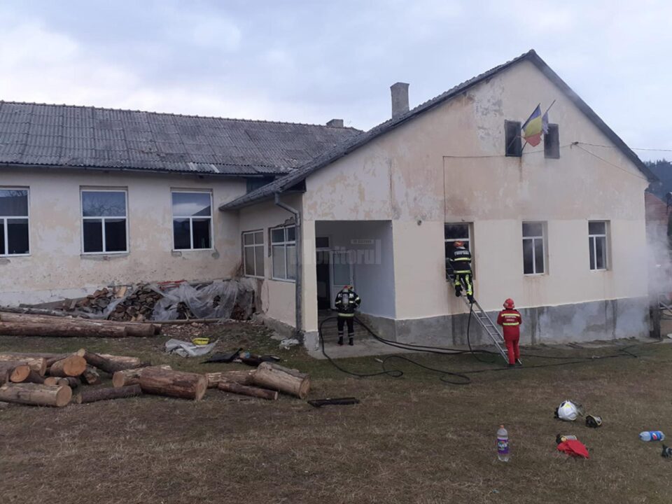 Cursuri suspendate pentru două clase primare și o grupă de grădiniță din Gura Humorului în urma unui incendiu