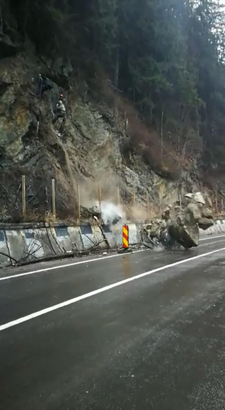 Prăbușire controlată pe DN 17, care leagă Suceava de Ardeal