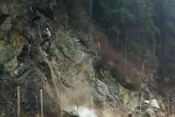 Prăbușire controlată pe DN 17, care leagă Suceava de Ardeal