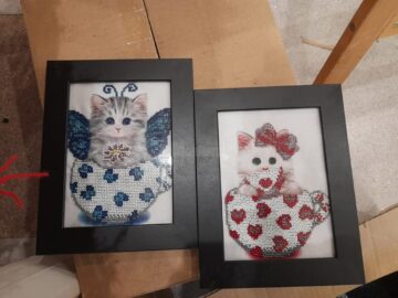 Produse handmade realizate de persoane cu dizabilități din 13 centre sociale sucevene, expuse la Iulius Mall Suceava