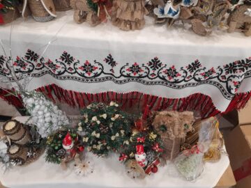 Produse handmade realizate de persoane cu dizabilități din 13 centre sociale sucevene, expuse la Iulius Mall Suceava
