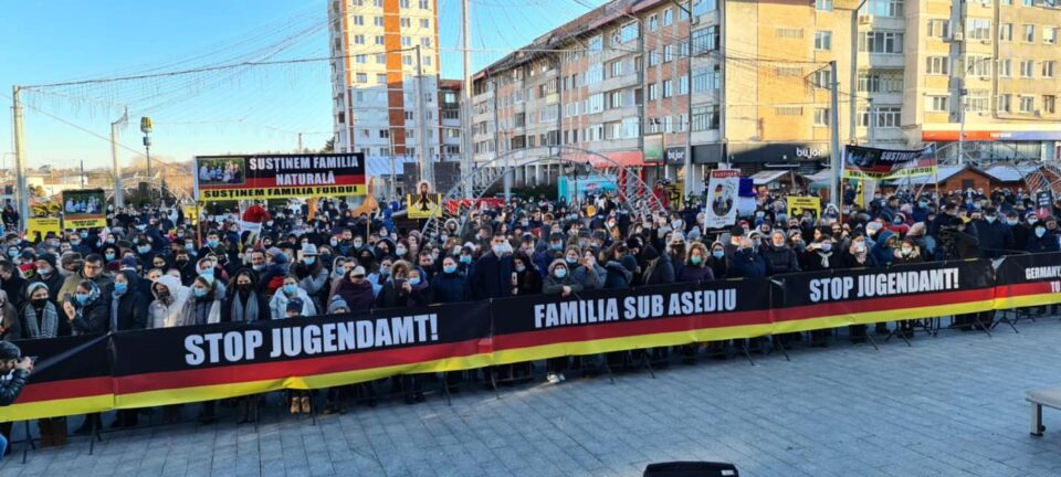 Sute de suceveni au ieșit în stradă pentru a susține cauza unei familii de români, căreia Protecția Copilului din Germania i-a luat cei șapte copii
