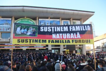 Sute de suceveni au ieșit în stradă pentru a susține cauza unei familii de români, căreia Protecția Copilului din Germania i-a luat cei șapte copii