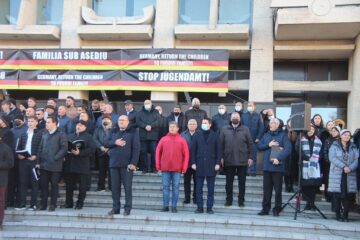 Peste o mie de suceveni au ieșit în stradă pentru a susține cauza unei familii de români, căreia Protecția Copilului din Germania i-a luat cei șapte copii