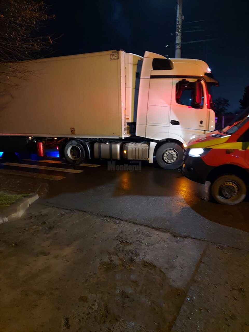 Bărbat accidentat de un tir pe o trecere de pietoni din Suceava