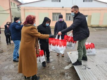 ”Moș Nicolae” a sosit luni dimineață la copiii Centrului Școlar de Educație Incluzivă