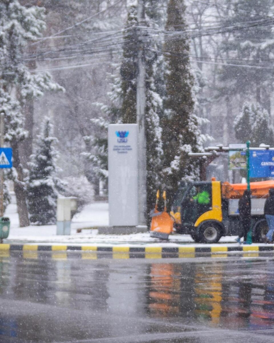 22 de utilaje au acționat pe străzile Sucevei în prima zi de cod galben de ninsoare