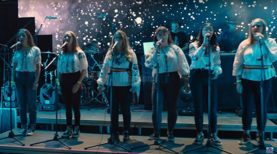 Corul de copii „Așezământul Sf. Leontie” Rădăuți în concert live cu trupa Subcarpați