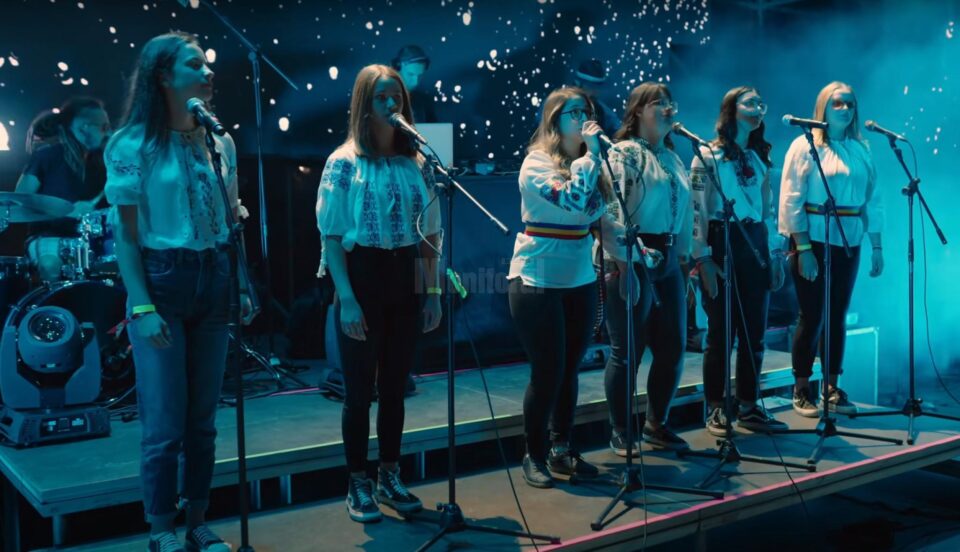 Corul de copii „Așezământul Sf. Leontie” Rădăuți în concert live cu trupa Subcarpați