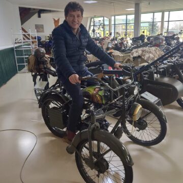 Alexandru Șcheul, pe motocicleta pe care a construit-o în cinstea marelui actor