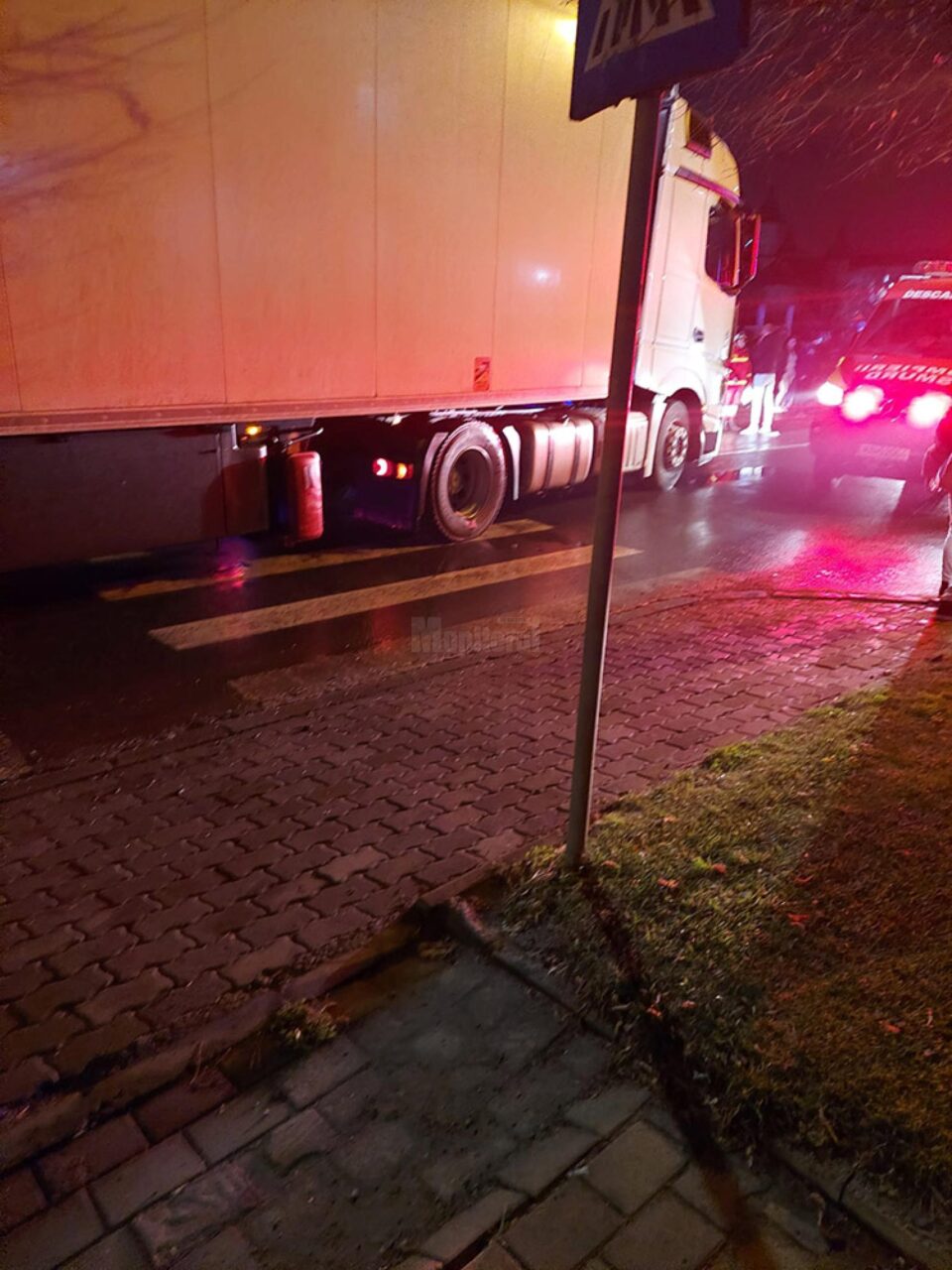 Bărbat accidentat de un tir pe o trecere de pietoni din Suceava