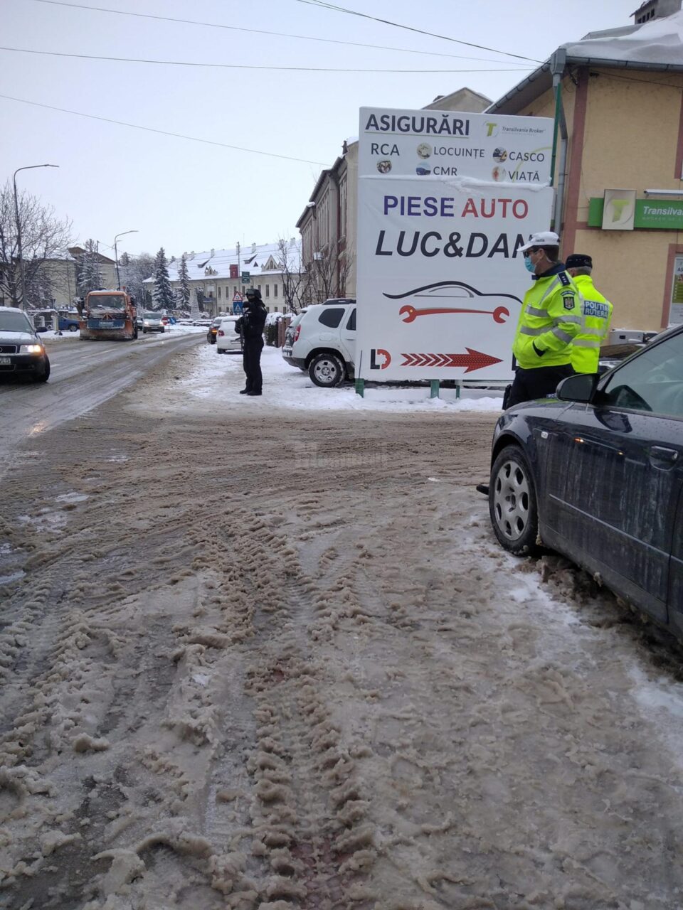 Echipaj rutier, însoțit de luptători de la Serviciul de Acțiuni Speciale, în Rădăuți