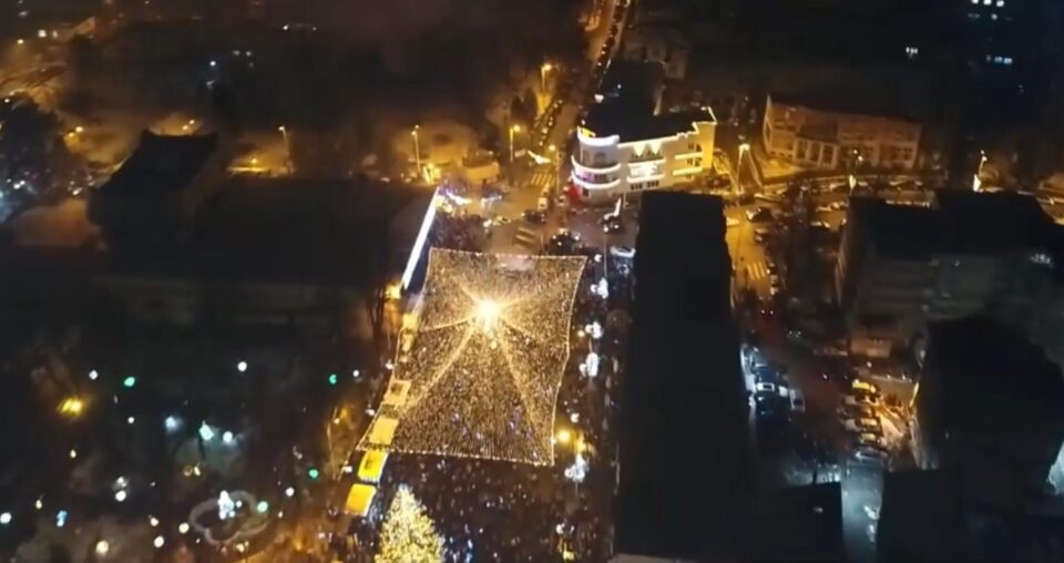 O cupola de lumini acopera întregul platou central al municipiului