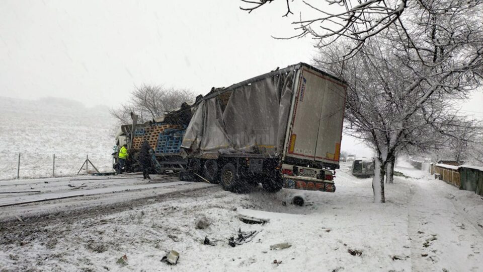 Accident pe E 85, la Roșiori, în condiții de carosabil acoperit cu zăpadă frământată