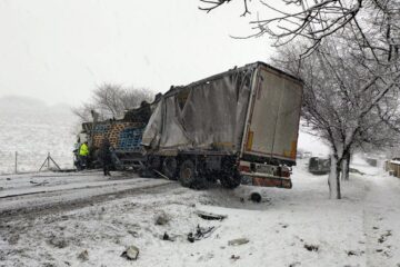 Accident pe E 85, la Roșiori, în condiții de carosabil acoperit cu zăpadă frământată