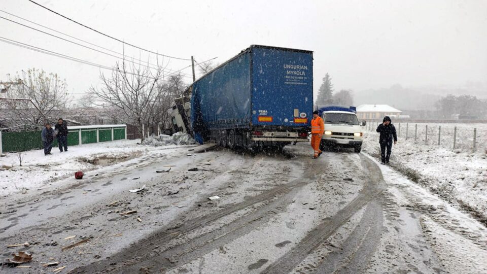 Accident pe E 85, la Roșiori, în condiții de carosabil acoperit cu zăpadă frământată