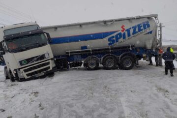 Trafic blocat din nou pe E 85