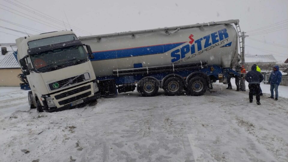 Trafic blocat din nou pe E 85