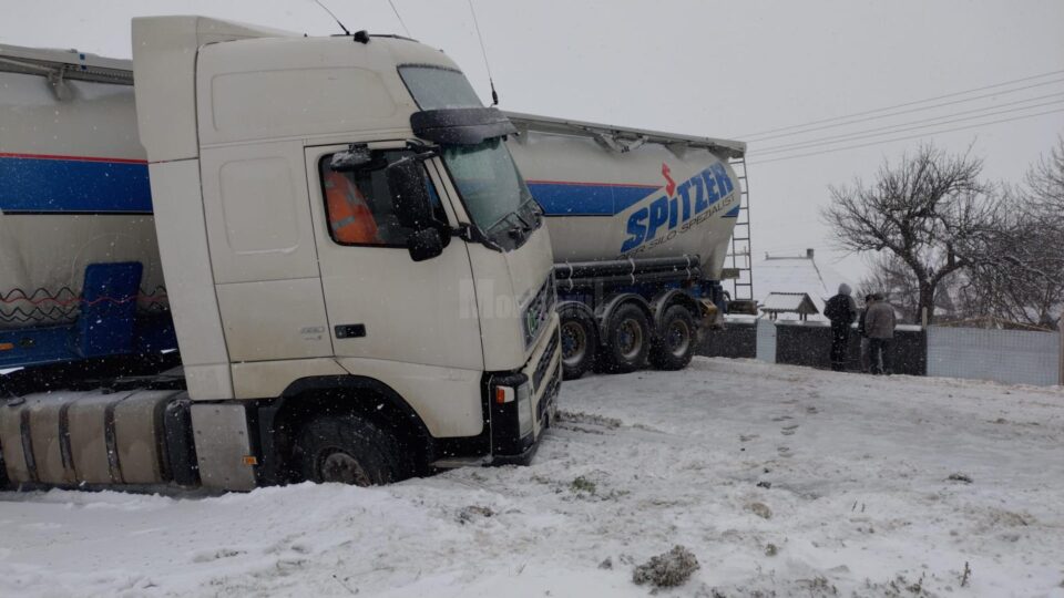 Trafic blocat din nou pe E 85