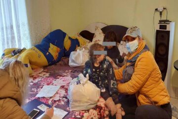 Cadouri pentru copii necăjiți de la Șcheia. Polițiștii au identificat și două cazuri noi de neglijență în familie