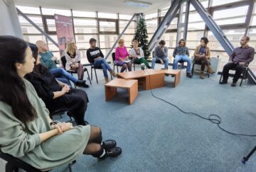 Întreaga echipă de actori și regizorul spectacolului O noapte furtunoasă, alături de conducerea teatrului sucevean 3