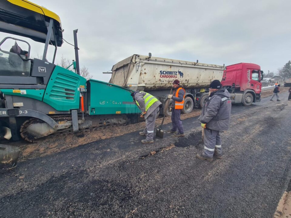 Asfaltare direct pe un pat de noroi, la zero grade, la Ilișești, pe DN 17