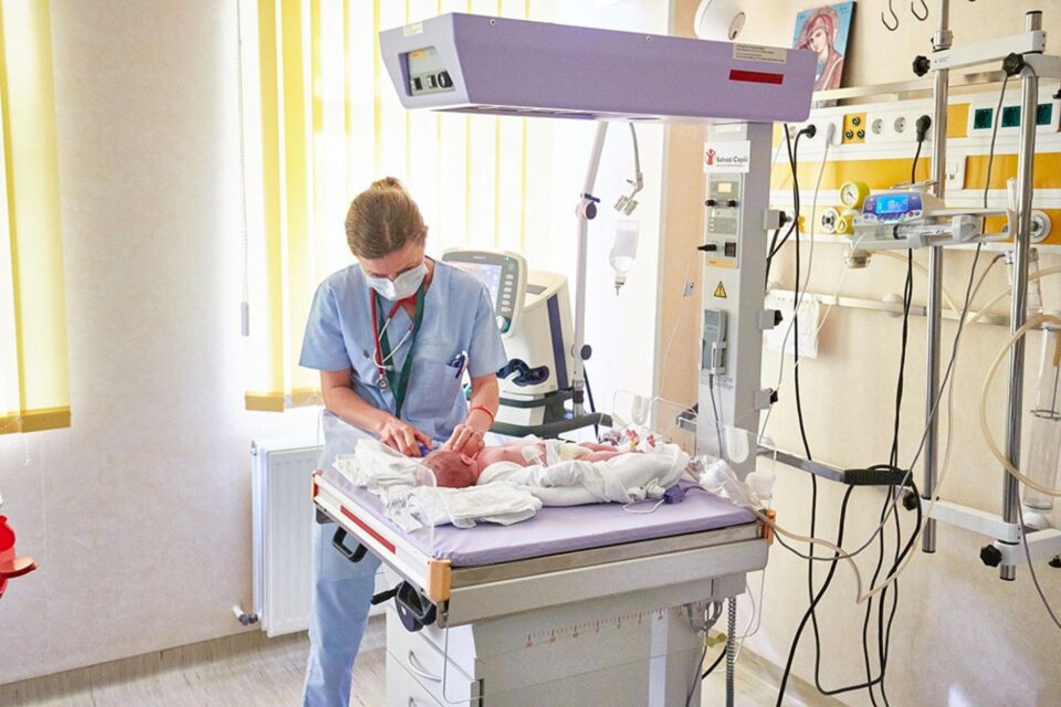 Salvați Copiii face un apel către companii de a direcționa 20% din impozitul pe profit, pentru a dota maternitățile și secțiile de pediatrie din Regiunea Nord-Est