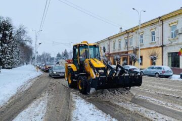 Utilajele SC Servicii Comunale SA au intervenit pe drumurile din Rădăuți