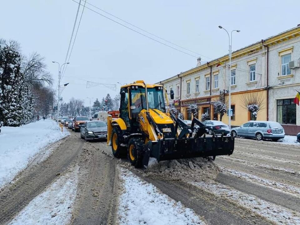 Utilajele SC Servicii Comunale SA au intervenit pe drumurile din Rădăuți