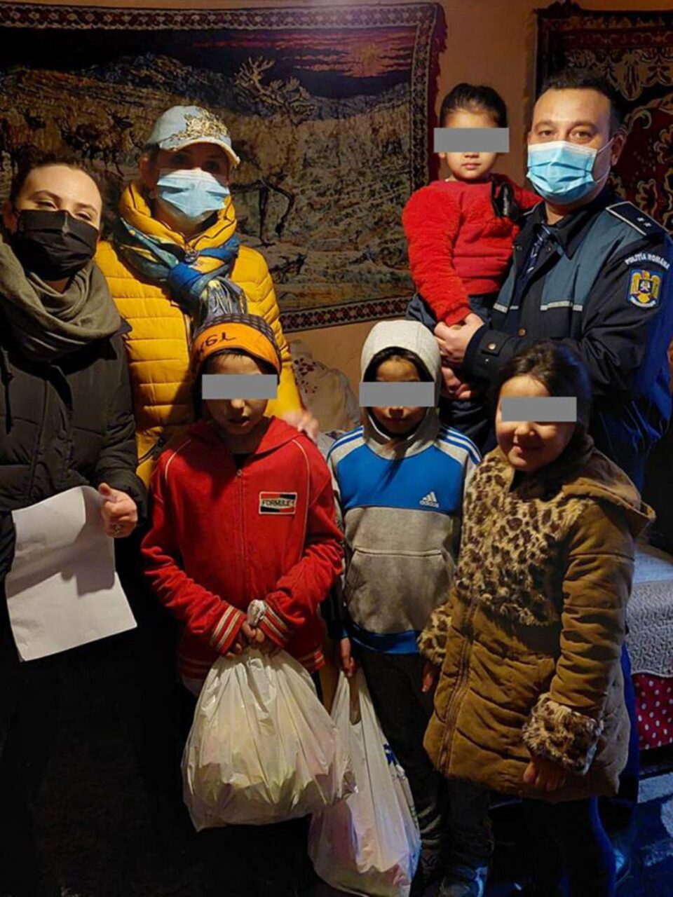 Cadouri pentru copii necăjiți de la Șcheia. Polițiștii au identificat și două cazuri noi de neglijență în familie