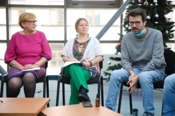 Conducerea teatrului sucevean - Angela Zarojanu și Alina Mihaescu, alături de regizorul spectacolului O noapte furtunoasă, Mădălin Hîncu