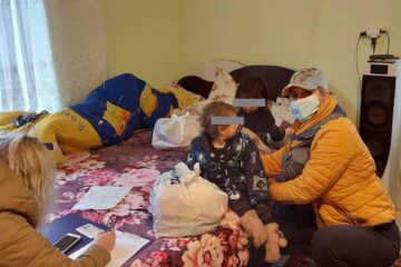 Cadouri pentru copii necăjiți de la Șcheia. Polițiștii au identificat și două cazuri noi de neglijență în familie