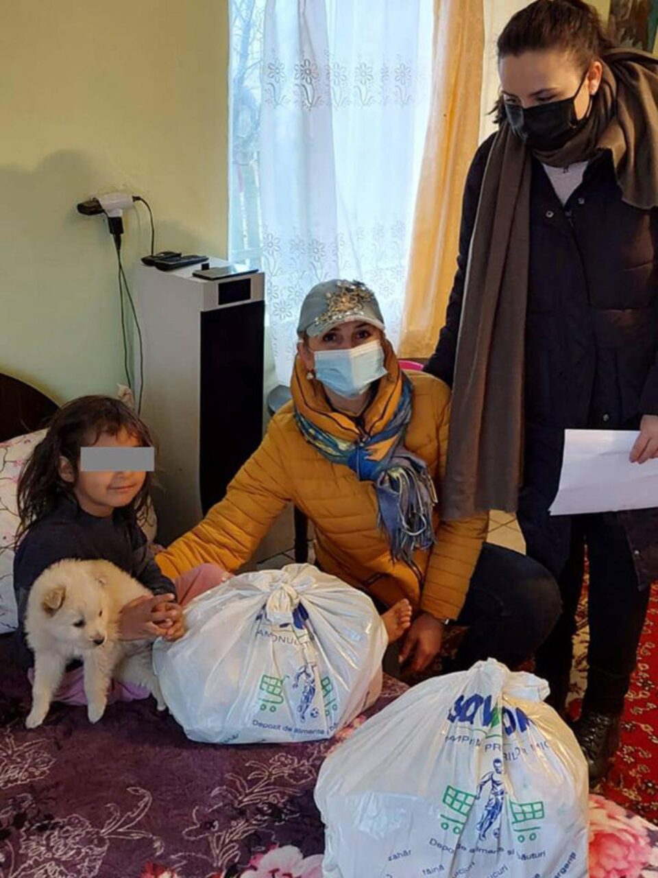 Cadouri pentru copii necăjiți de la Șcheia. Polițiștii au identificat și două cazuri noi de neglijență în familie