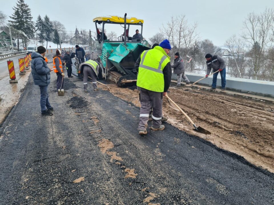 Asfaltare direct pe un pat de noroi, la zero grade, la Ilișești, pe DN 17