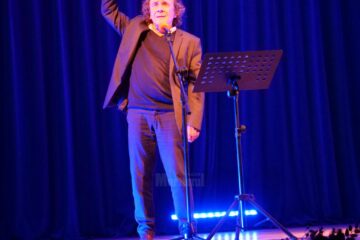 Actorul si regizorul francez Charles Gonzales, recitand din Baudelaire