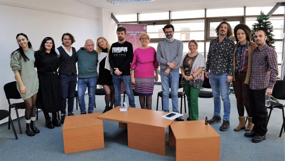 Întreaga echipă de actori și regizorul spectacolului O noapte furtunoasă, alături de conducerea teatrului sucevean