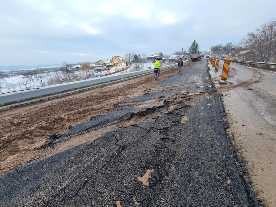 Asfaltare direct pe un pat de noroi, la zero grade, la Ilișești, pe DN 17