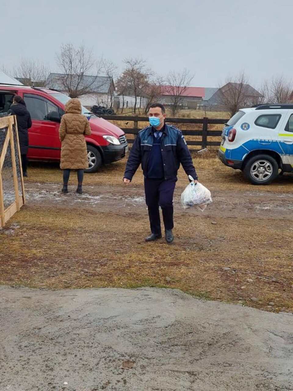 Cadouri pentru copii necăjiți de la Șcheia. Polițiștii au identificat și două cazuri noi de neglijență în familie