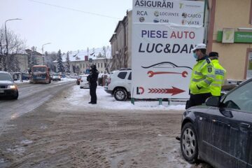 Echipaj rutier, însoțit de luptători de la Acțiuni Speciale, în Rădăuți
